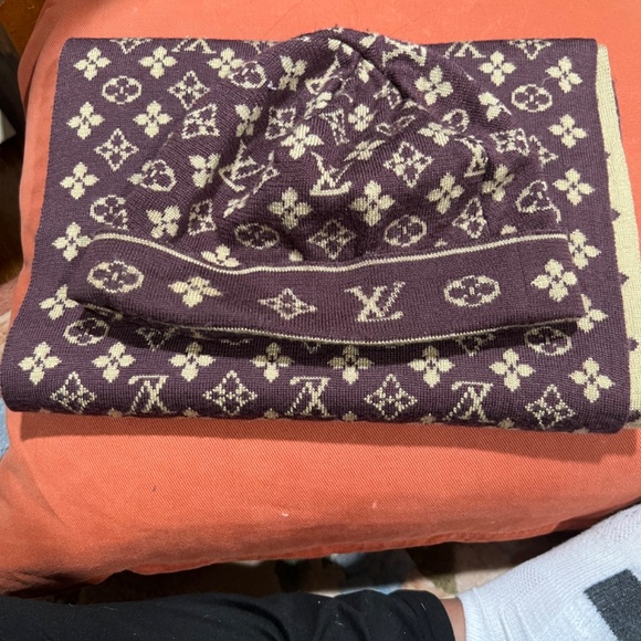 Original Louis Vuitton Hat and Scarf set - Picture 7 of 7